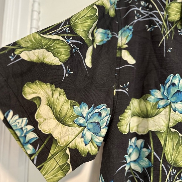 Tommy Bahama Size Large Silk Blend Blue Floral Hawaiian Shirt. Button Down. - Picture 9 of 11